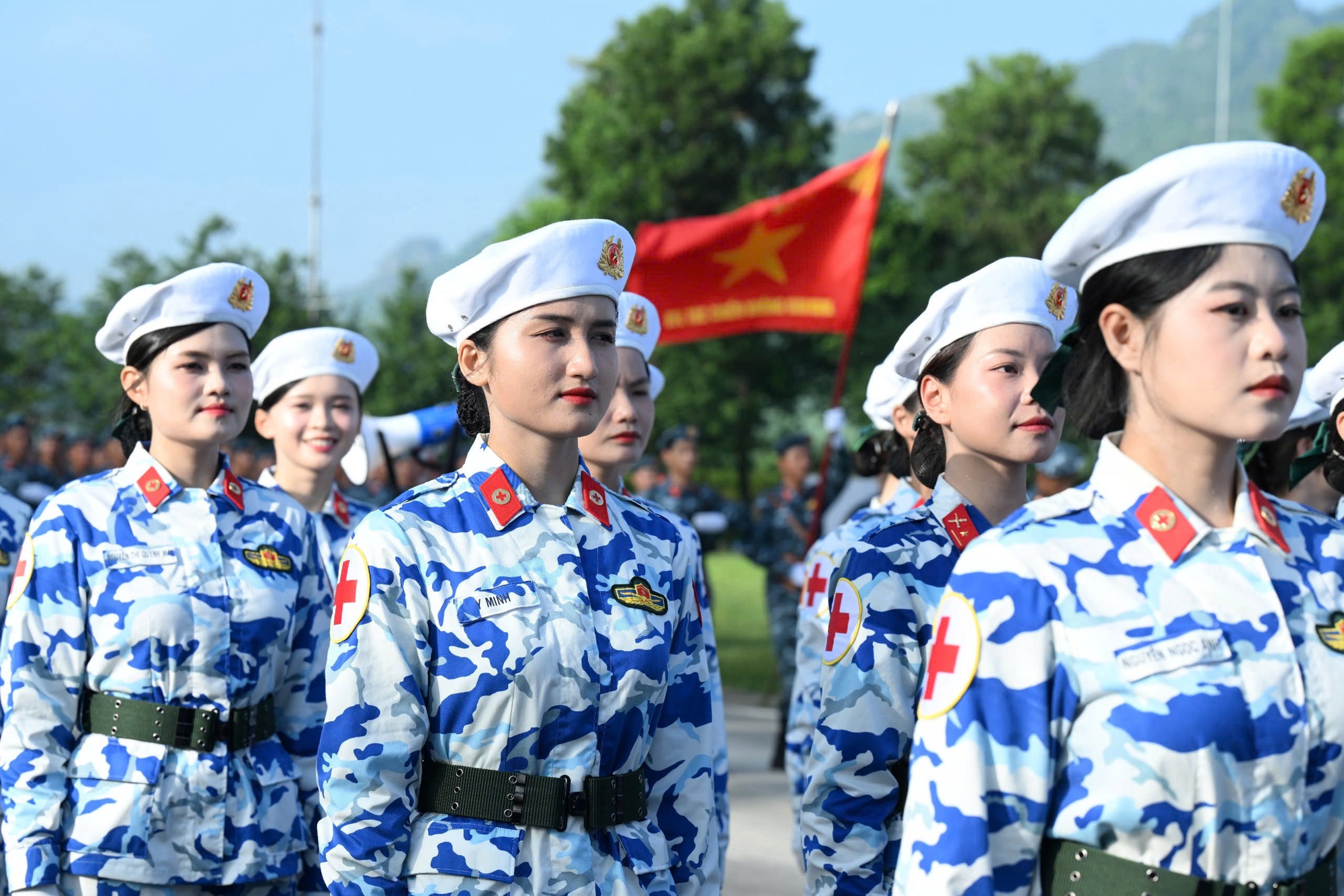 Khối nữ chiến sĩ Quân đội, Công an "vượt nắng hè, rèn ý chí, vững bước chân" hợp luyện cho ngày 2/9 - Ảnh 10.