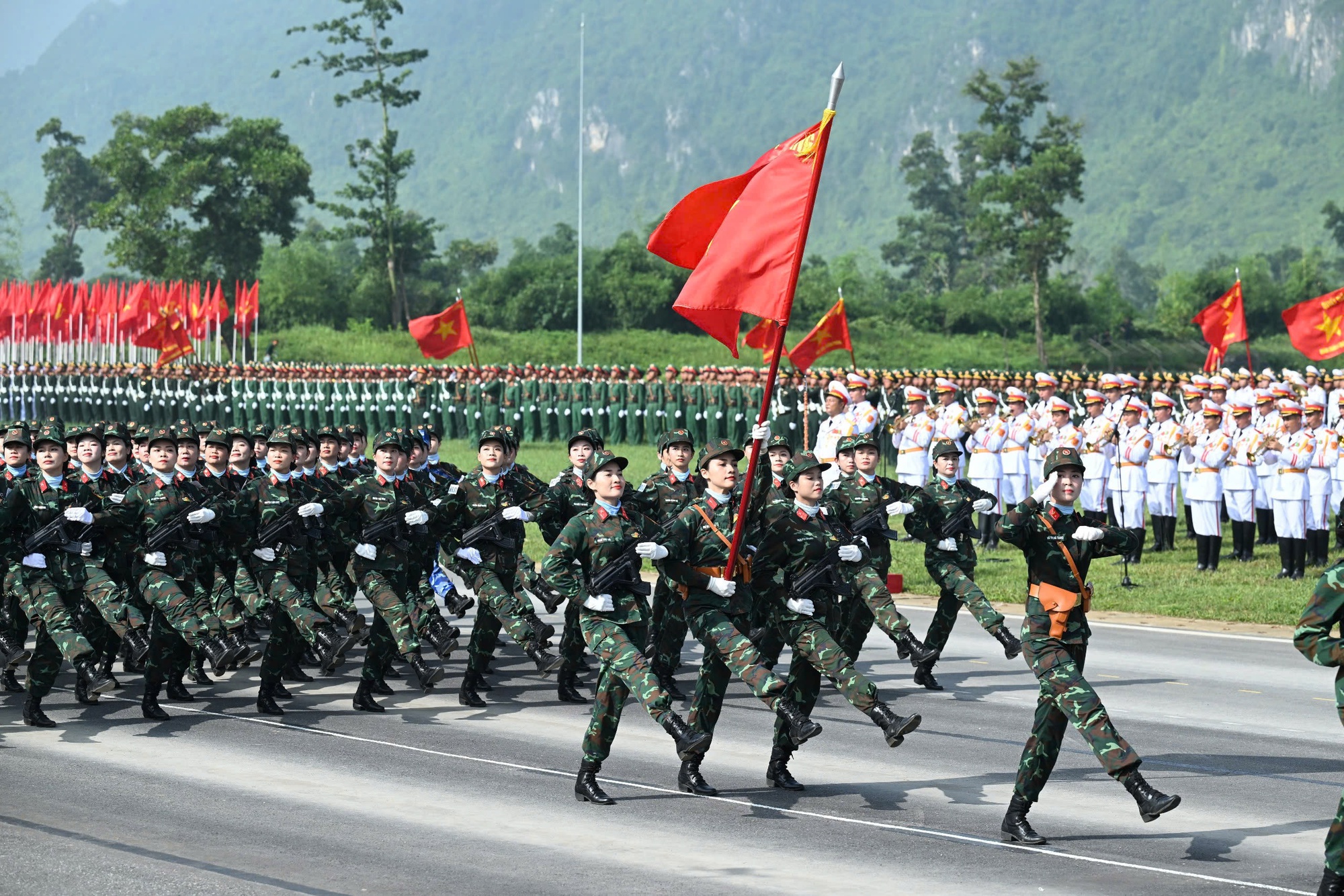Khối nữ chiến sĩ Quân đội, Công an "vượt nắng hè, rèn ý chí, vững bước chân" hợp luyện cho ngày 2/9 - Ảnh 3.