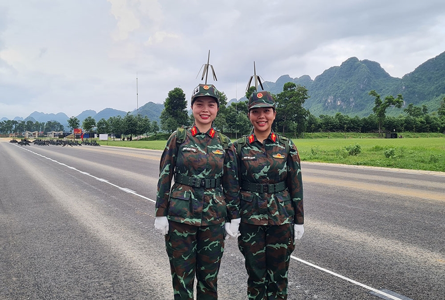 Chị em ruột cùng tham gia diễu binh, diễu hành- Ảnh 1.