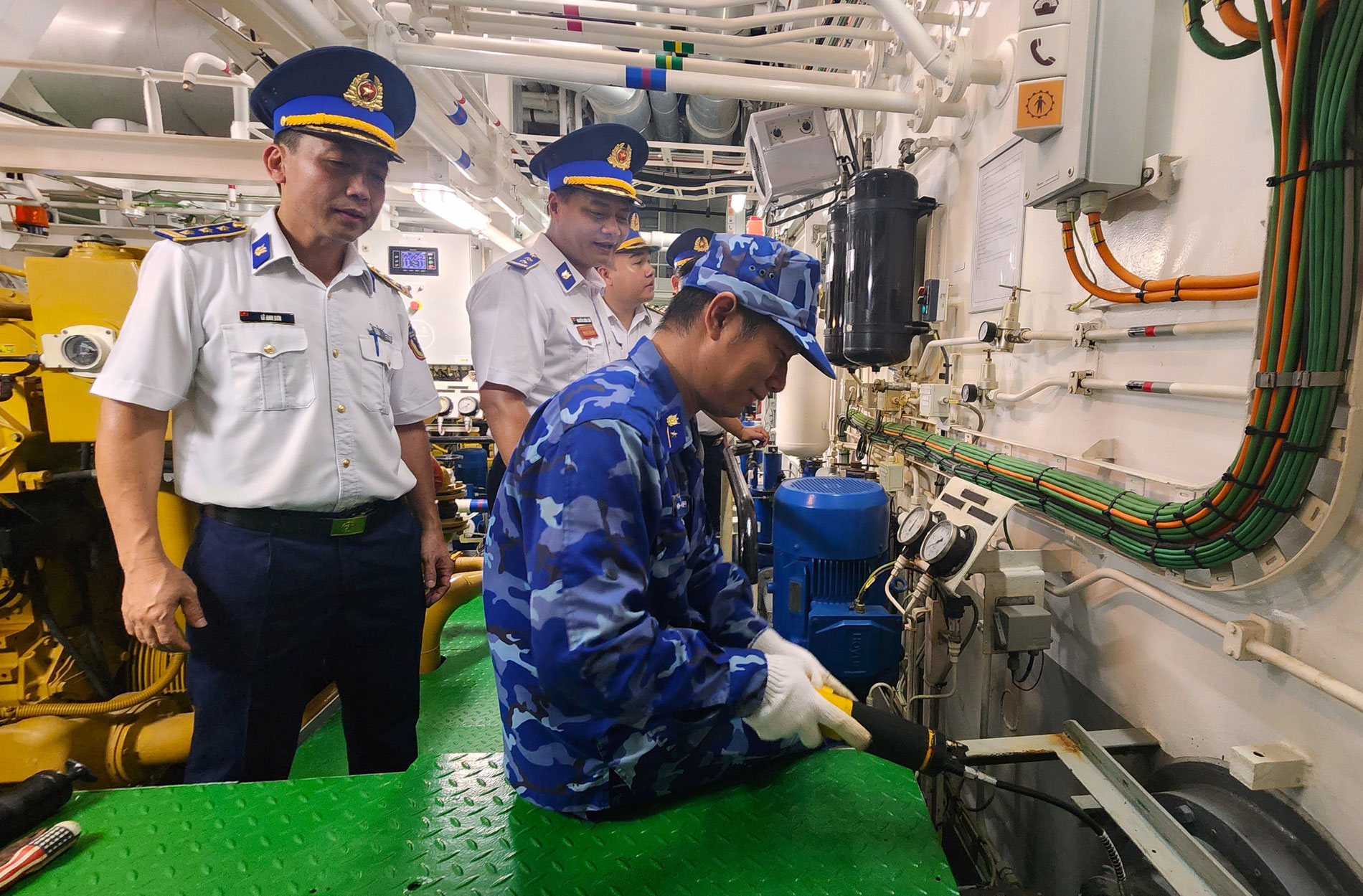 Lần đầu có tàu ngầm, tàu nổi Hải quân tham gia diễu binh, diễu hành trên biển kỷ niệm 80 năm Quốc khánh- Ảnh 2.