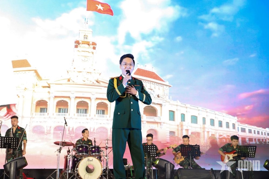 Đoàn Văn công Quân khu 2 biểu diễn phục vụ lực lượng diễu binh, diễu hành- Ảnh 1.