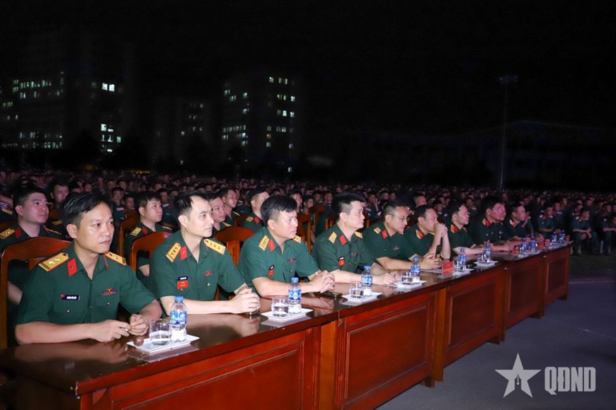 Đoàn Văn công Quân khu 2 biểu diễn phục vụ lực lượng diễu binh, diễu hành- Ảnh 2.