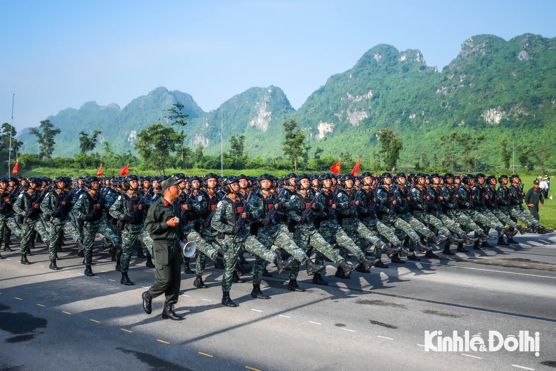 Hơn 15.000 chiến sĩ quân đội, công an tổng hợp luyện chuẩn bị cho Lễ kỷ niệm 80 năm Quốc khánh- Ảnh 24.