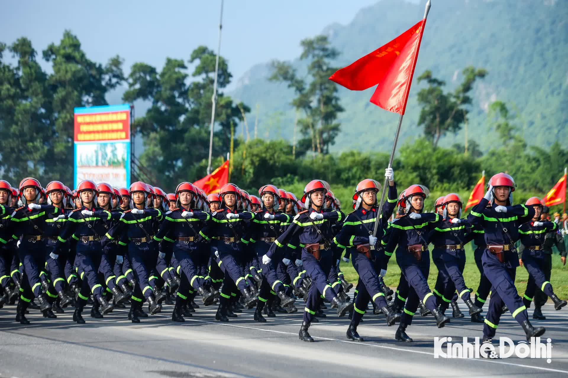 Hơn 15.000 chiến sĩ quân đội, công an tổng hợp luyện chuẩn bị cho Lễ kỷ niệm 80 năm Quốc khánh- Ảnh 30.