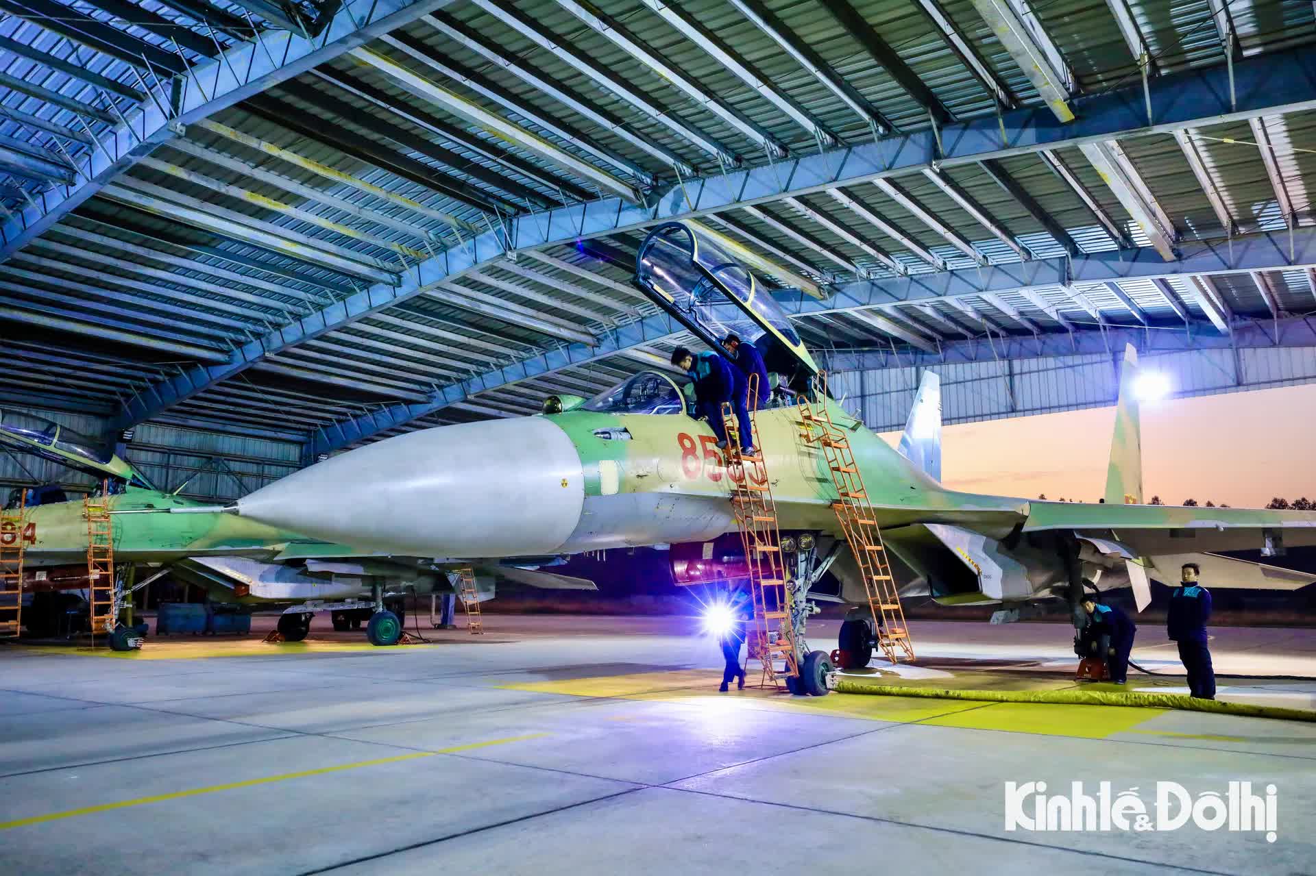 Quy trình nghiêm ngặt kiểm tra tiêm kích "hổ mang chúa" Su-30MK2 trước khi cất cánh- Ảnh 2.