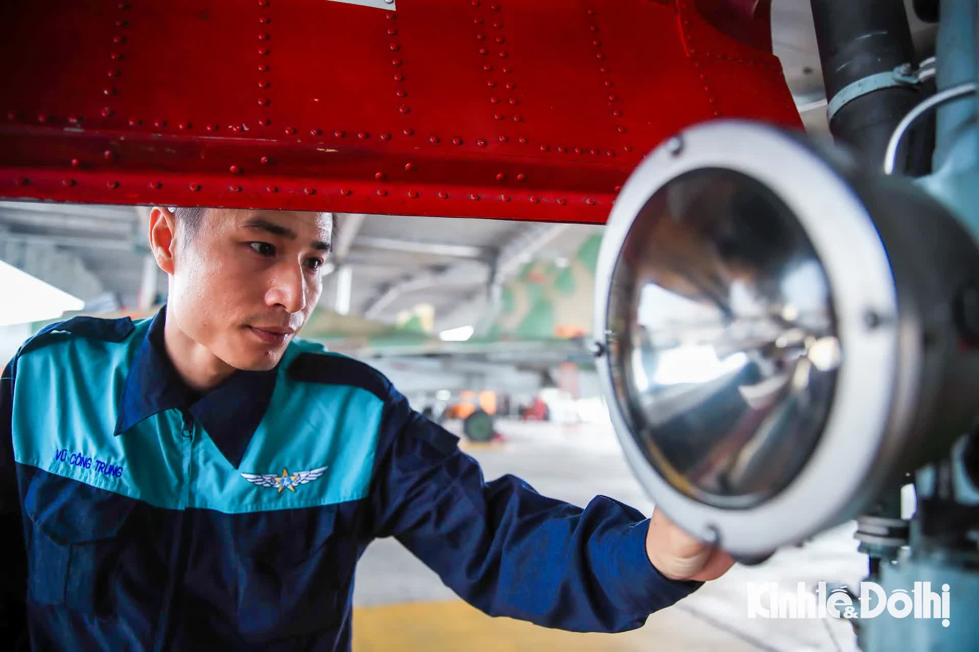 Quy trình nghiêm ngặt kiểm tra tiêm kích "hổ mang chúa" Su-30MK2 trước khi cất cánh- Ảnh 6.