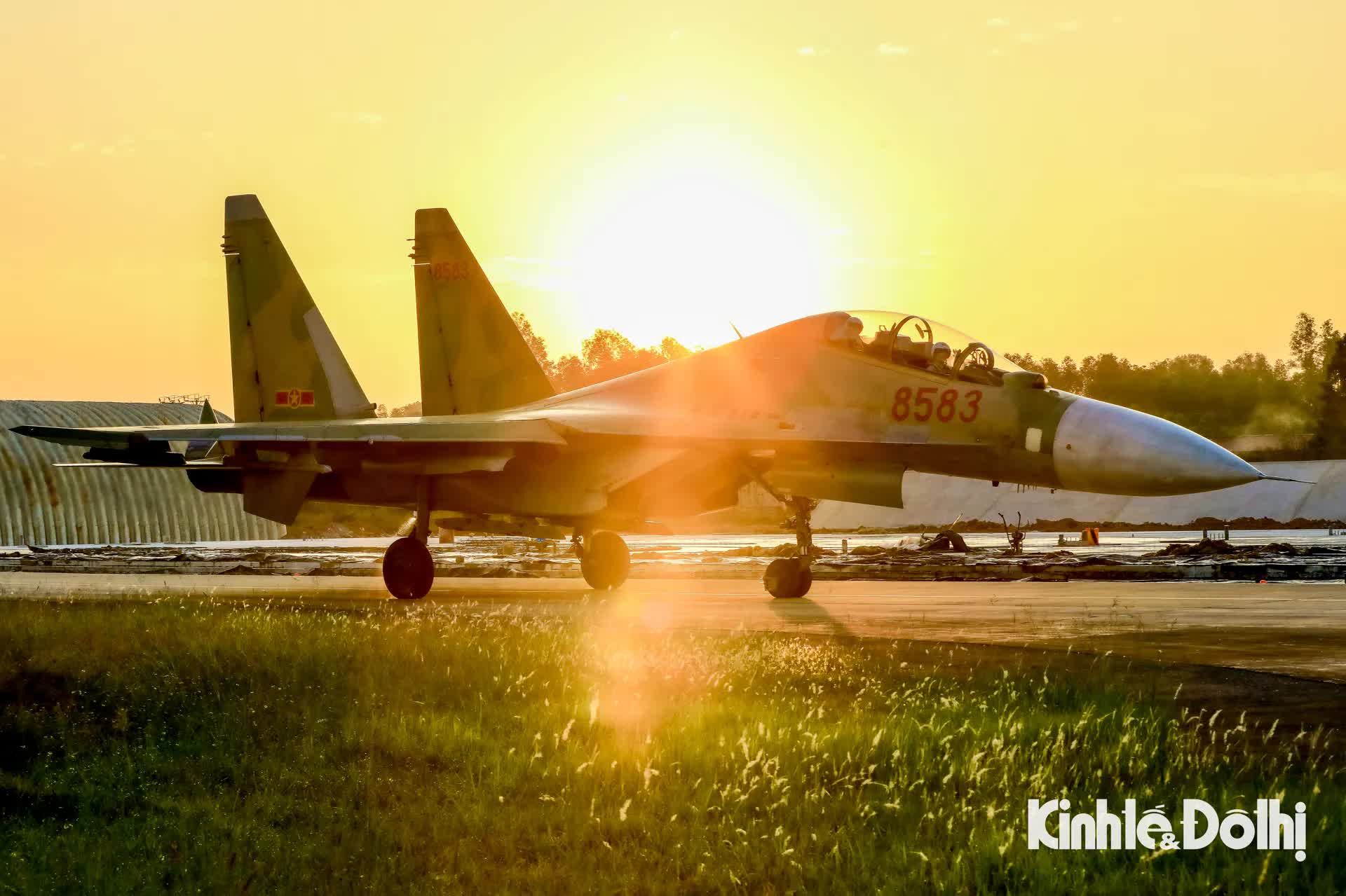 Quy trình nghiêm ngặt kiểm tra tiêm kích "hổ mang chúa" Su-30MK2 trước khi cất cánh- Ảnh 1.