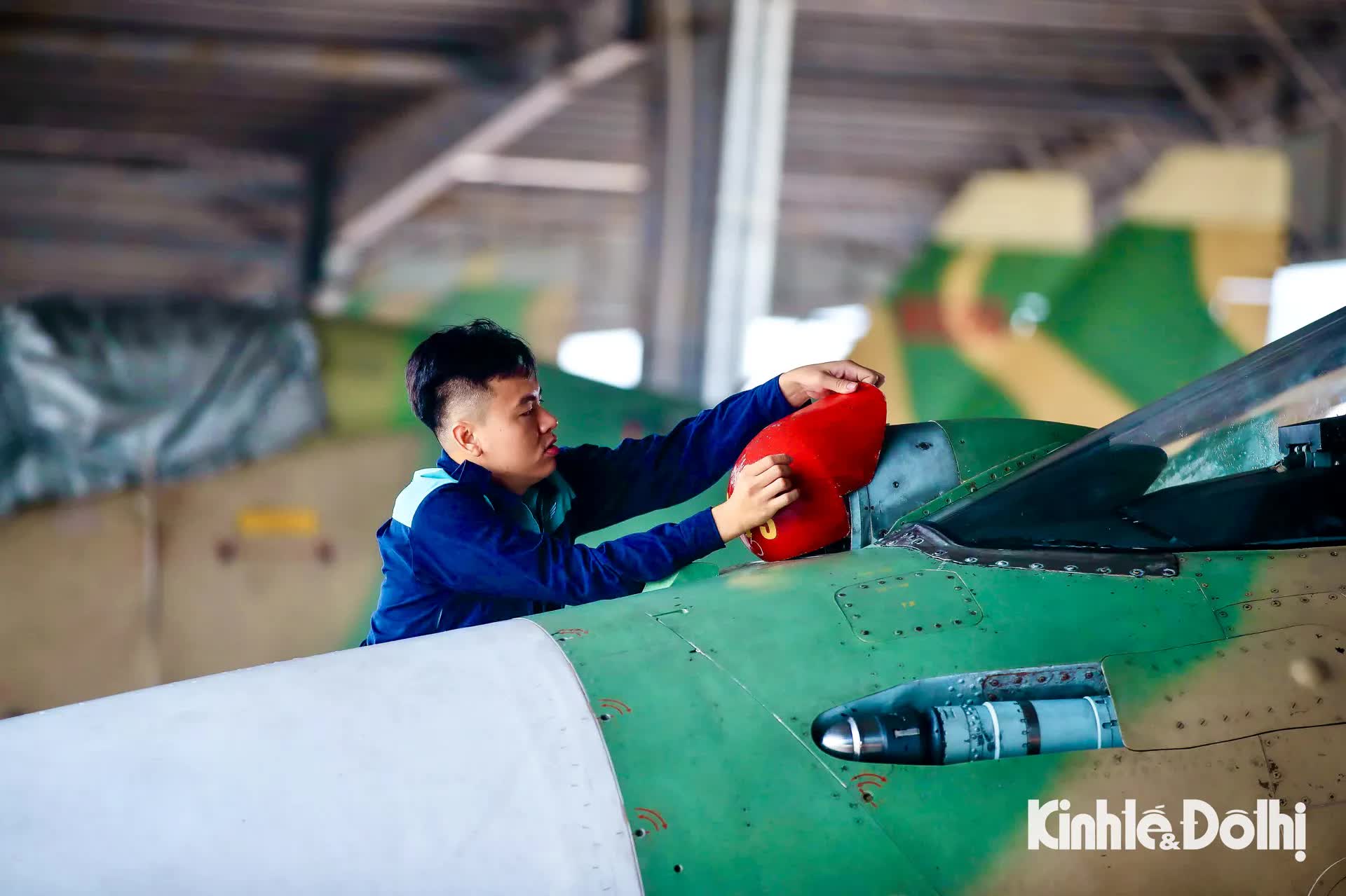 Quy trình nghiêm ngặt kiểm tra tiêm kích "hổ mang chúa" Su-30MK2 trước khi cất cánh- Ảnh 3.