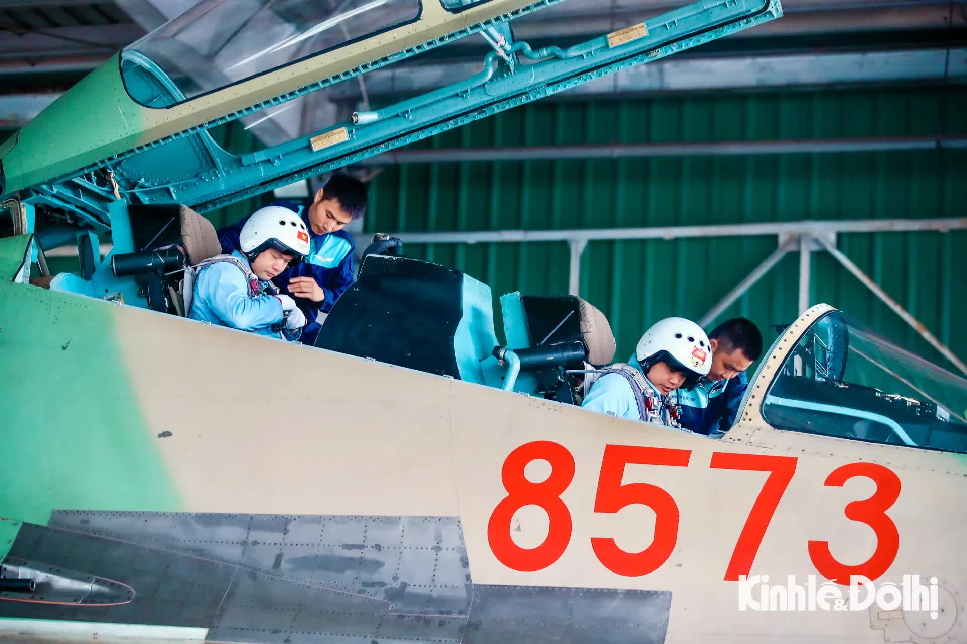 Quy trình nghiêm ngặt kiểm tra tiêm kích "hổ mang chúa" Su-30MK2 trước khi cất cánh- Ảnh 10.