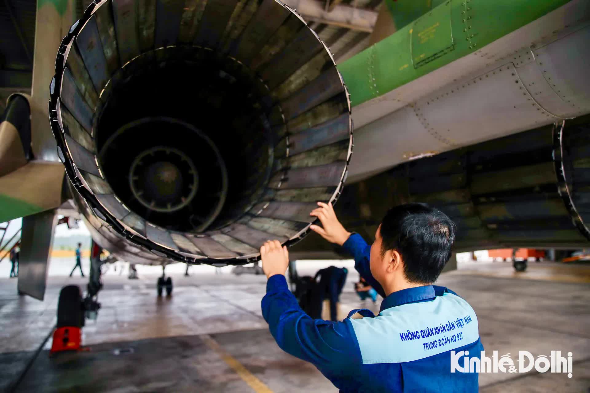 Quy trình nghiêm ngặt kiểm tra tiêm kích "hổ mang chúa" Su-30MK2 trước khi cất cánh- Ảnh 7.