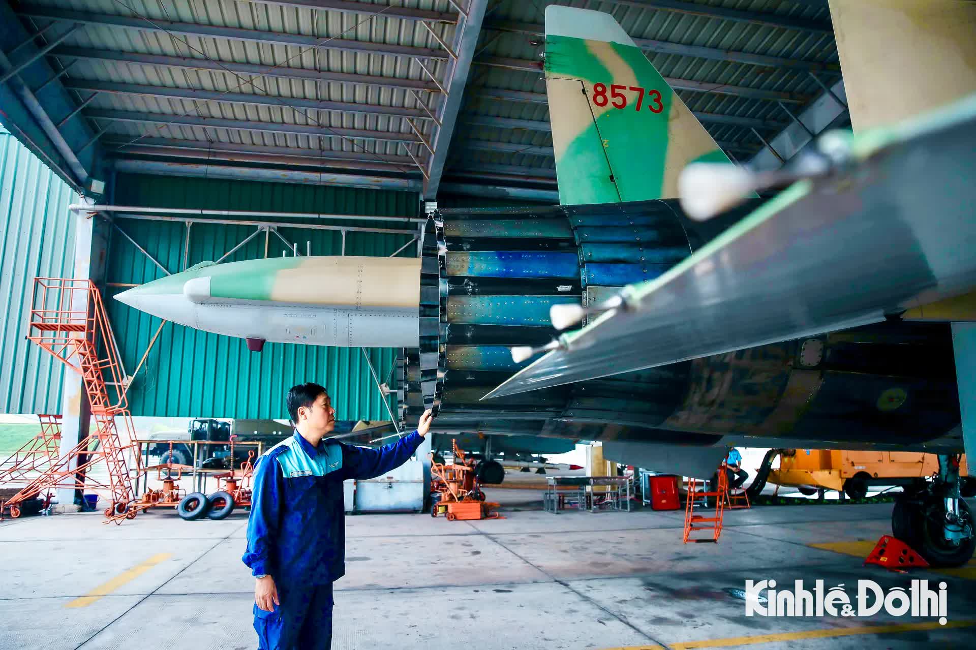 Quy trình nghiêm ngặt kiểm tra tiêm kích "hổ mang chúa" Su-30MK2 trước khi cất cánh- Ảnh 5.