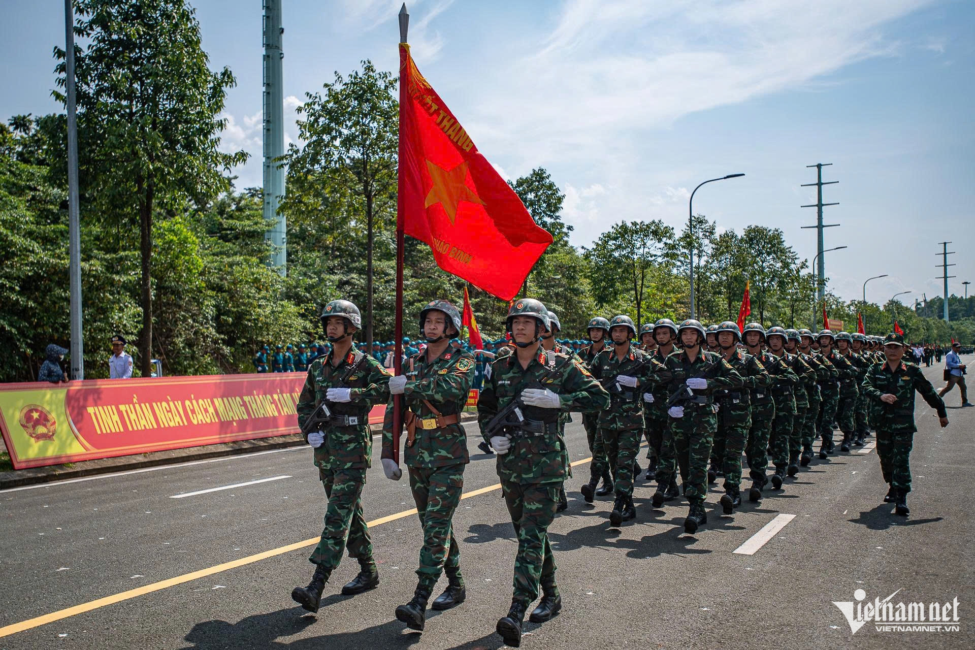 Chiến sĩ diễu binh vượt nắng thao trường 'đổ lửa'
- Ảnh 2. Chiến sĩ diễu binh vượt nắng thao trường 'đổ lửa'
- Ảnh 2.