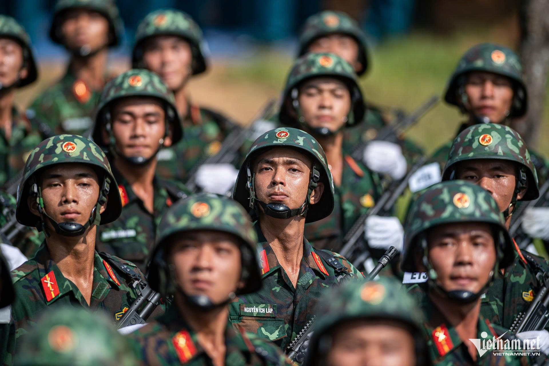 Chiến sĩ diễu binh vượt nắng thao trường 'đổ lửa'
- Ảnh 12. Chiến sĩ diễu binh vượt nắng thao trường 'đổ lửa'
- Ảnh 12.