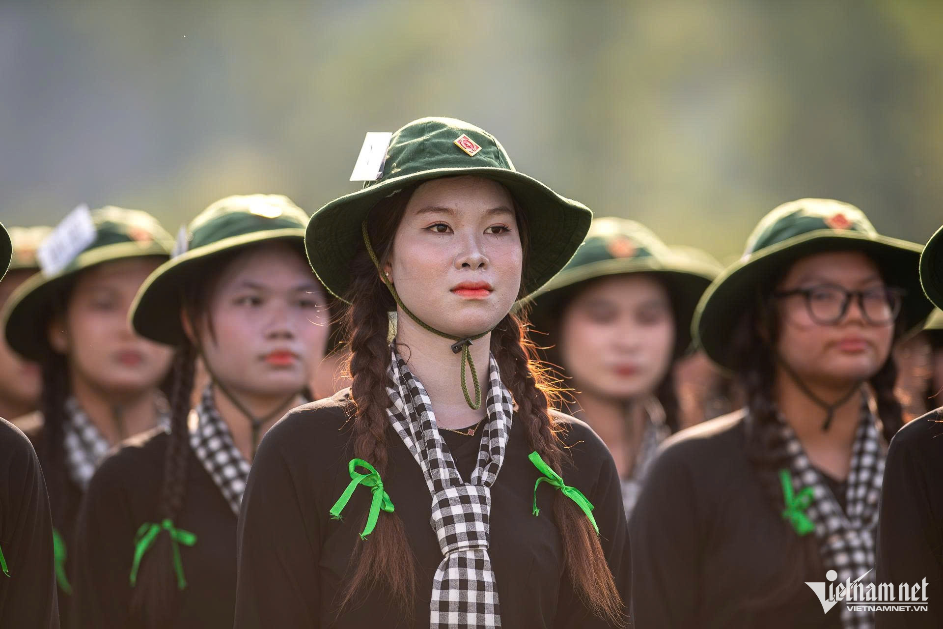 Chiến sĩ diễu binh vượt nắng thao trường 'đổ lửa'
- Ảnh 13. Chiến sĩ diễu binh vượt nắng thao trường 'đổ lửa'
- Ảnh 13.