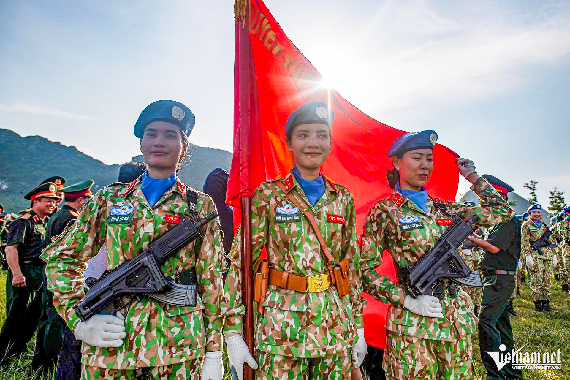 Chiến sĩ diễu binh vượt nắng thao trường 'đổ lửa'
- Ảnh 10. Chiến sĩ diễu binh vượt nắng thao trường 'đổ lửa'
- Ảnh 10.
