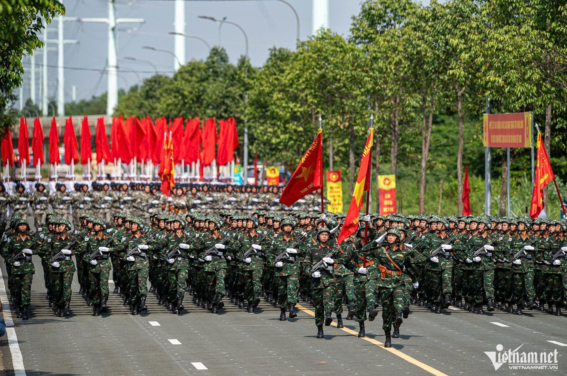 Chiến sĩ diễu binh vượt nắng thao trường 'đổ lửa'
- Ảnh 1. Chiến sĩ diễu binh vượt nắng thao trường 'đổ lửa'
- Ảnh 1.