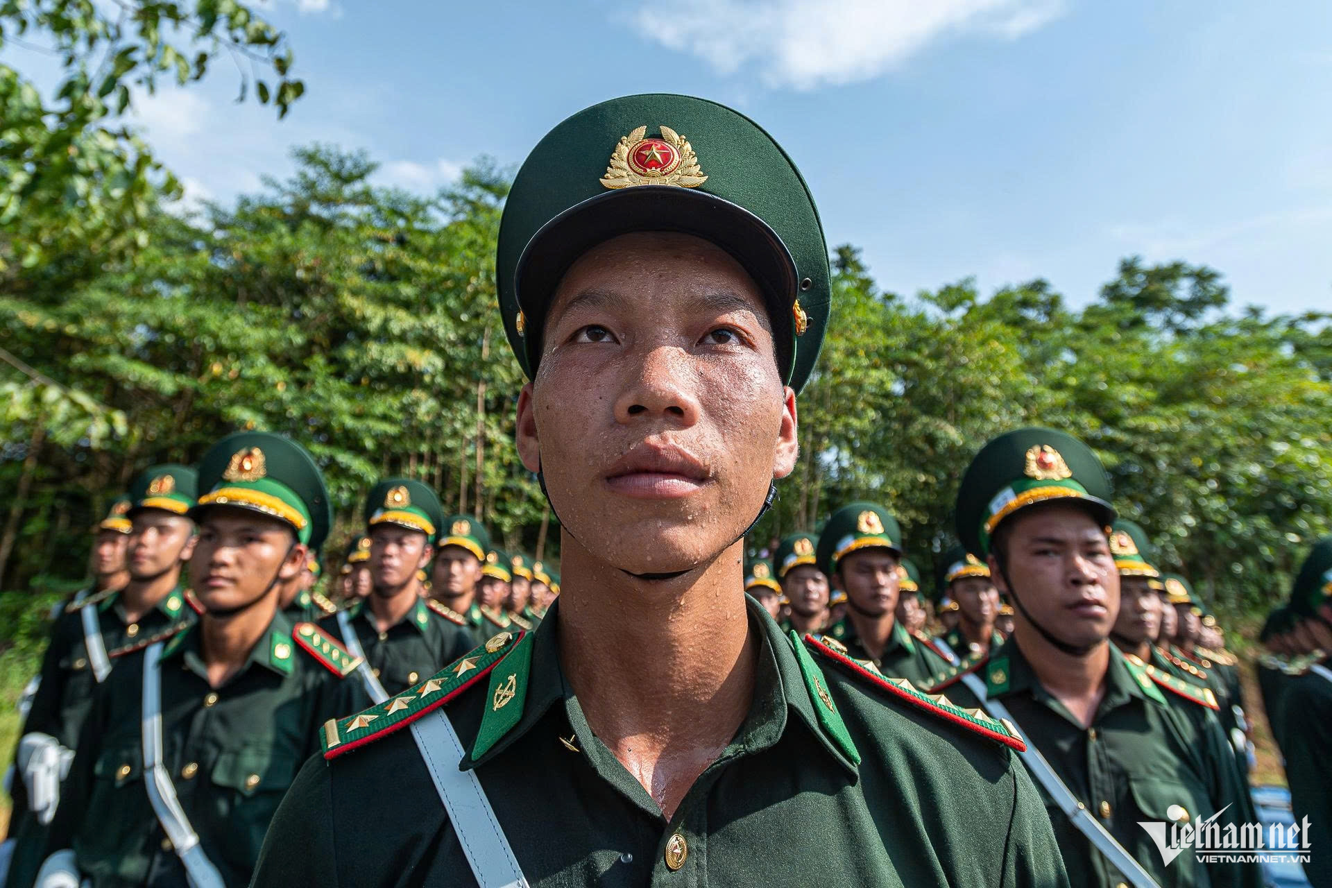 Chiến sĩ diễu binh vượt nắng thao trường 'đổ lửa'
- Ảnh 9. Chiến sĩ diễu binh vượt nắng thao trường 'đổ lửa'
- Ảnh 9.