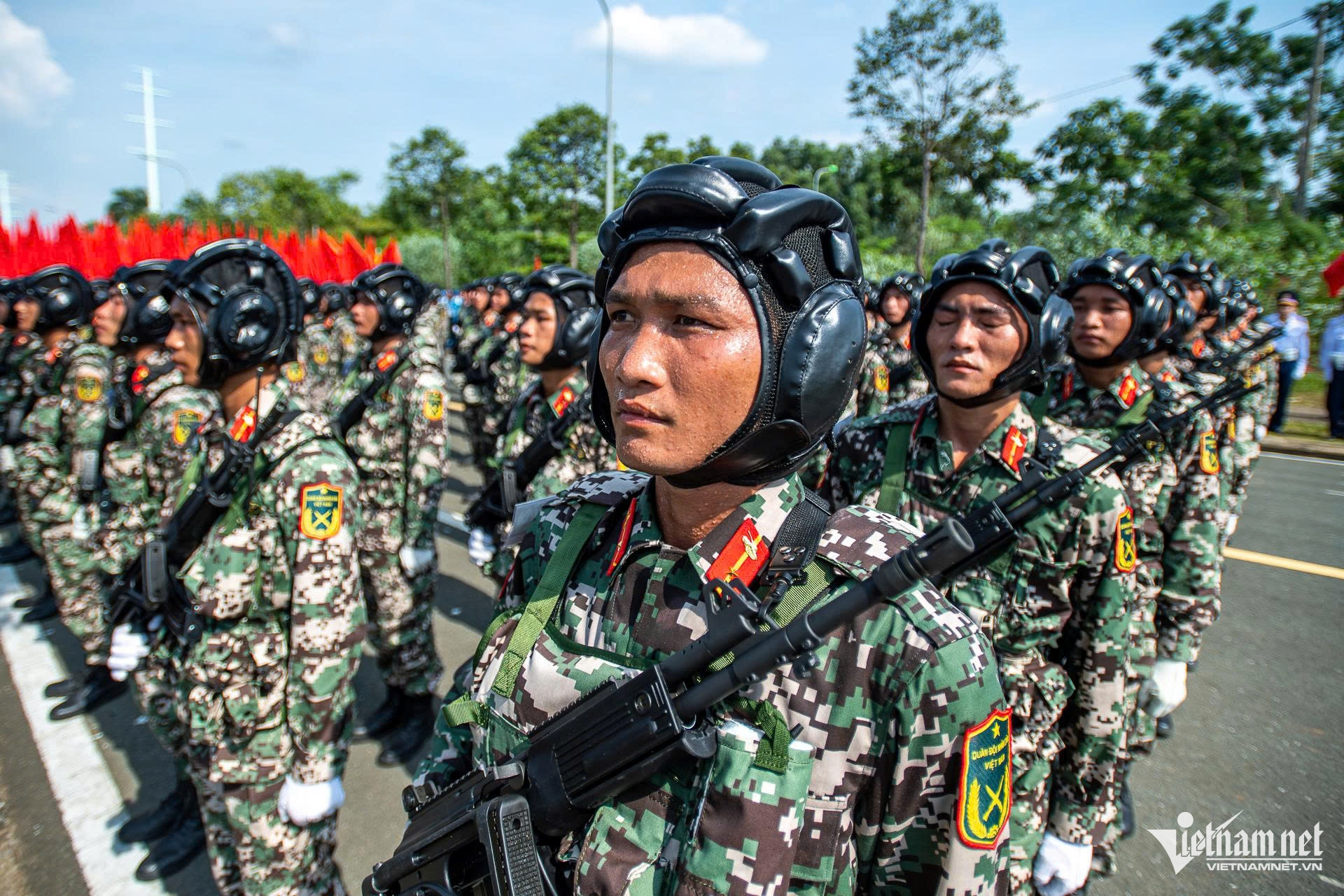 Chiến sĩ diễu binh vượt nắng thao trường 'đổ lửa'
- Ảnh 3. Chiến sĩ diễu binh vượt nắng thao trường 'đổ lửa'
- Ảnh 3.