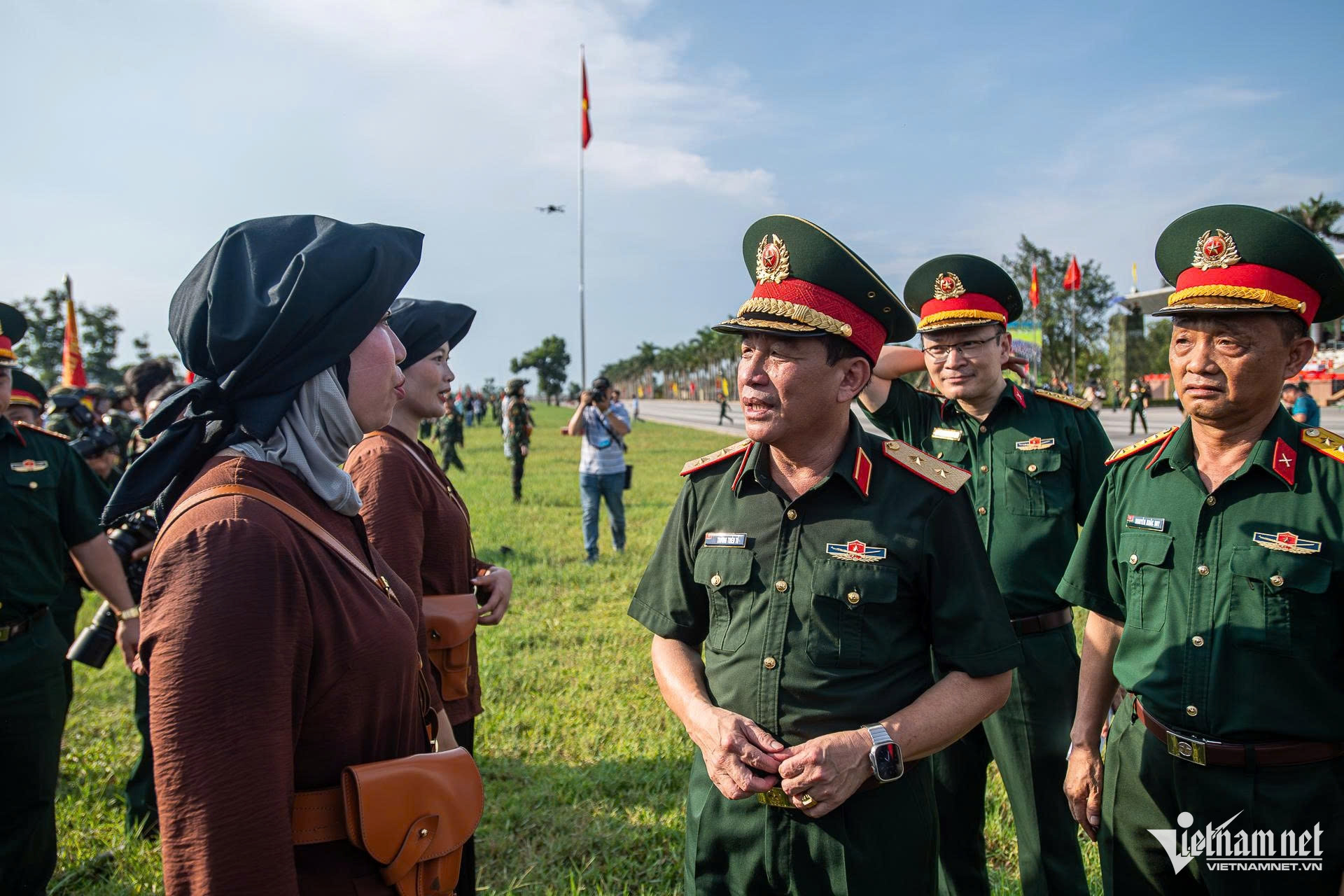 Chiến sĩ diễu binh vượt nắng thao trường 'đổ lửa'
- Ảnh 6. Chiến sĩ diễu binh vượt nắng thao trường 'đổ lửa'
- Ảnh 6.