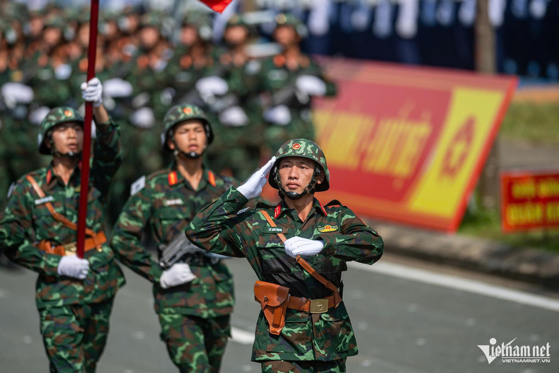 Chiến sĩ diễu binh vượt nắng thao trường 'đổ lửa'
- Ảnh 11. Chiến sĩ diễu binh vượt nắng thao trường 'đổ lửa'
- Ảnh 11.