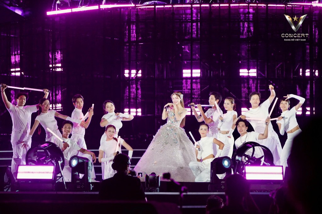"V Concert" viết nên tinh thần Việt Nam bằng âm nhạc- Ảnh 6. "V Concert" viết nên tinh thần Việt Nam bằng âm nhạc- Ảnh 6.