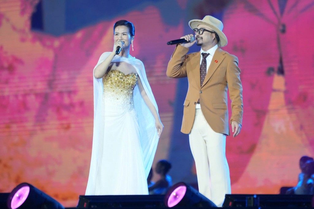 Thắp lên những ngọn lửa, cộng hưởng nguồn sáng rạng ngời- Ảnh 14. Thắp lên những ngọn lửa, cộng hưởng nguồn sáng rạng ngời- Ảnh 14.