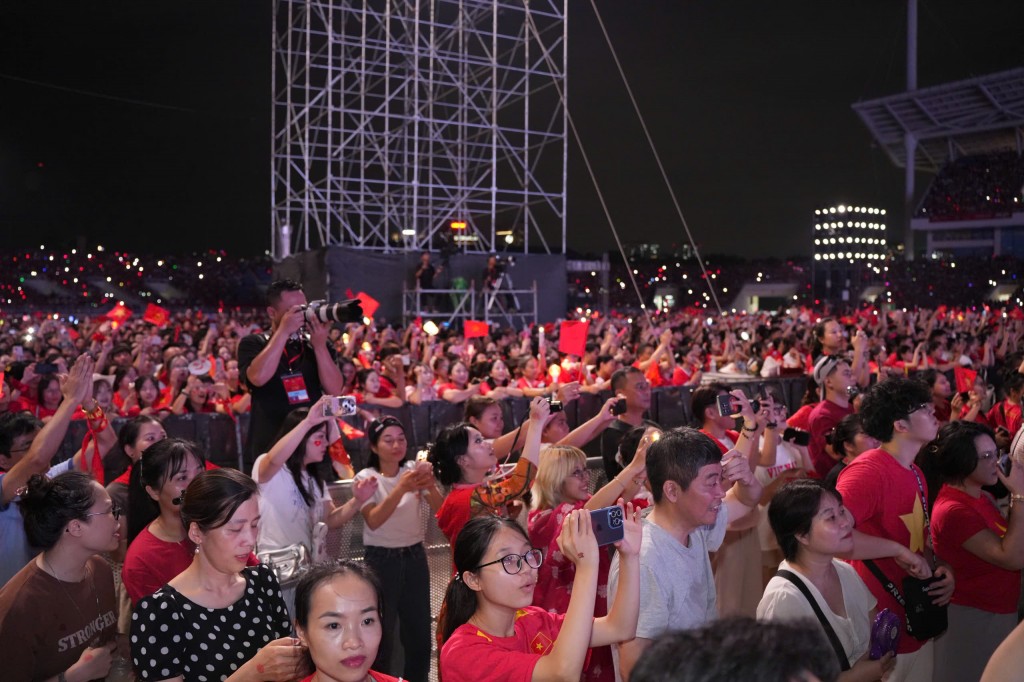 Thắp lên những ngọn lửa, cộng hưởng nguồn sáng rạng ngời- Ảnh 7. Thắp lên những ngọn lửa, cộng hưởng nguồn sáng rạng ngời- Ảnh 7.