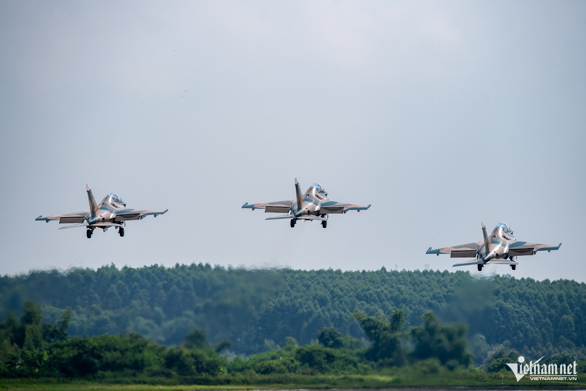 Màn tập dượt ghép biên đội 'xé gió' lạ lẫm của Su-30MK2 và Yak-130- Ảnh 5. Màn tập dượt ghép biên đội 'xé gió' lạ lẫm của Su-30MK2 và Yak-130- Ảnh 5.