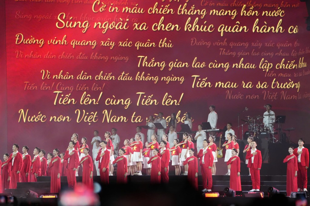 Thắp lên những ngọn lửa, cộng hưởng nguồn sáng rạng ngời- Ảnh 5. Thắp lên những ngọn lửa, cộng hưởng nguồn sáng rạng ngời- Ảnh 5.