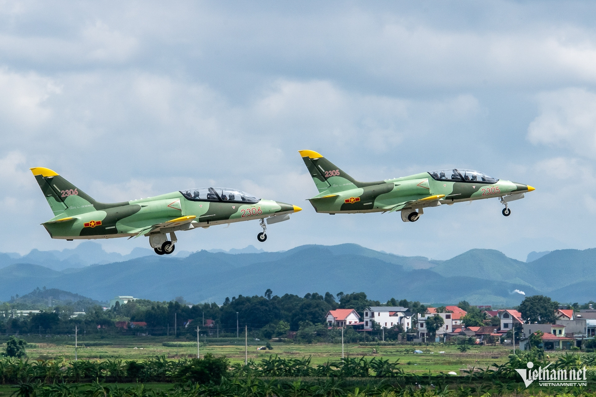 Màn tập dượt ghép biên đội 'xé gió' lạ lẫm của Su-30MK2 và Yak-130- Ảnh 8. Màn tập dượt ghép biên đội 'xé gió' lạ lẫm của Su-30MK2 và Yak-130- Ảnh 8.