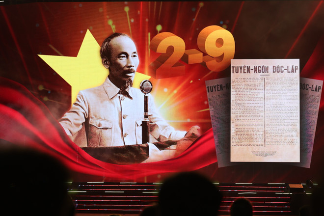 Cả nước hòa ca: Ba miền chung nhau một nhịp đập "Dưới cờ vinh quang”- Ảnh 1. Cả nước hòa ca: Ba miền chung nhau một nhịp đập "Dưới cờ vinh quang”- Ảnh 1.