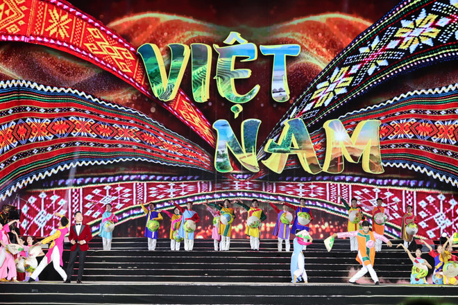 Cả nước hòa ca: Ba miền chung nhau một nhịp đập "Dưới cờ vinh quang”- Ảnh 10. Cả nước hòa ca: Ba miền chung nhau một nhịp đập "Dưới cờ vinh quang”- Ảnh 10.