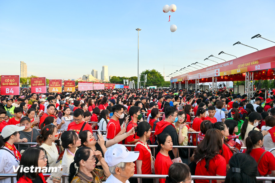 Sân Mỹ Đình 'nóng' lên từng giờ trước giờ diễn ra concert 'Tổ quốc trong tim'- Ảnh 1. Sân Mỹ Đình 'nóng' lên từng giờ trước giờ diễn ra concert 'Tổ quốc trong tim'- Ảnh 1.