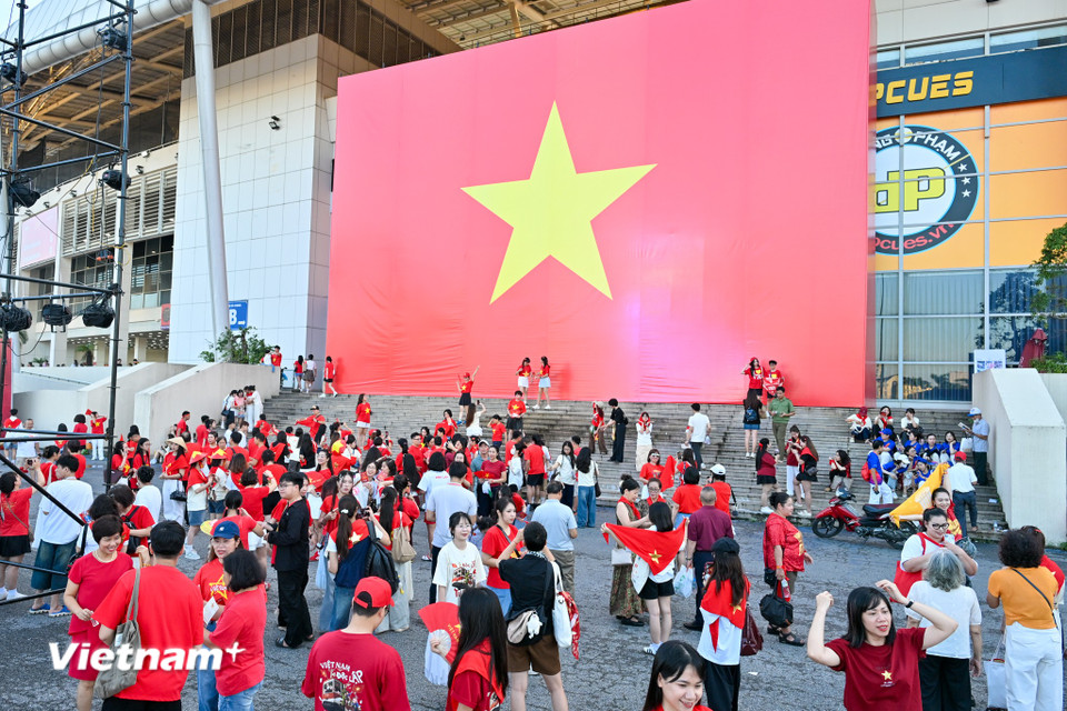 Sân Mỹ Đình 'nóng' lên từng giờ trước giờ diễn ra concert 'Tổ quốc trong tim'- Ảnh 10. Sân Mỹ Đình 'nóng' lên từng giờ trước giờ diễn ra concert 'Tổ quốc trong tim'- Ảnh 10.