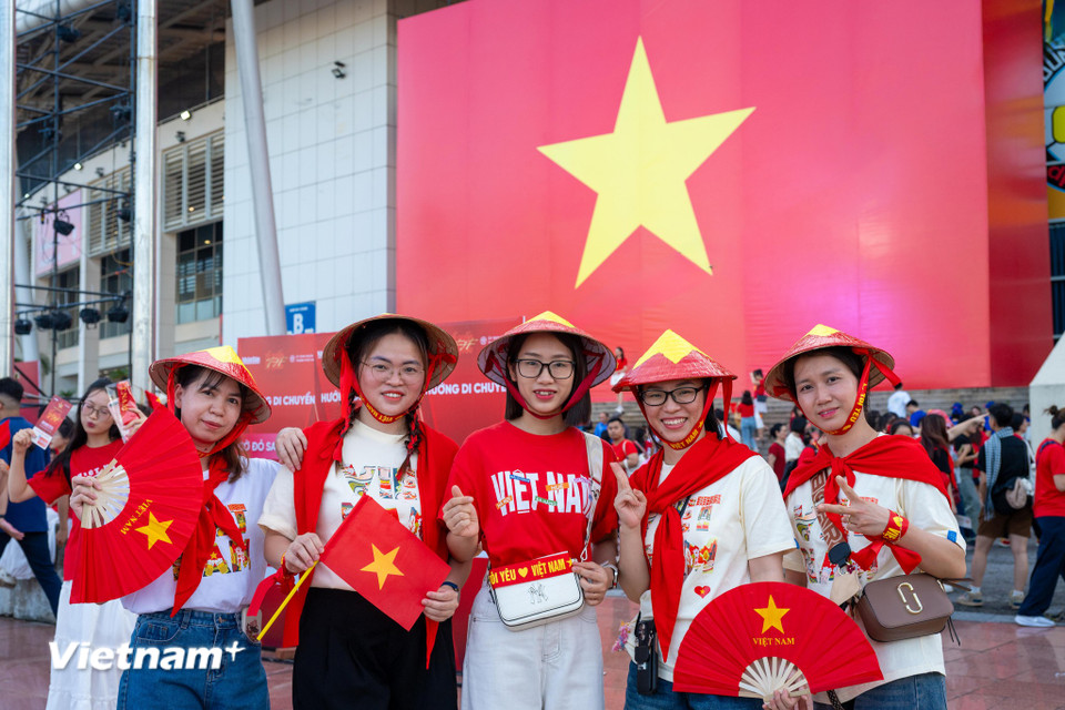Sân Mỹ Đình 'nóng' lên từng giờ trước giờ diễn ra concert 'Tổ quốc trong tim'- Ảnh 11. Sân Mỹ Đình 'nóng' lên từng giờ trước giờ diễn ra concert 'Tổ quốc trong tim'- Ảnh 11.