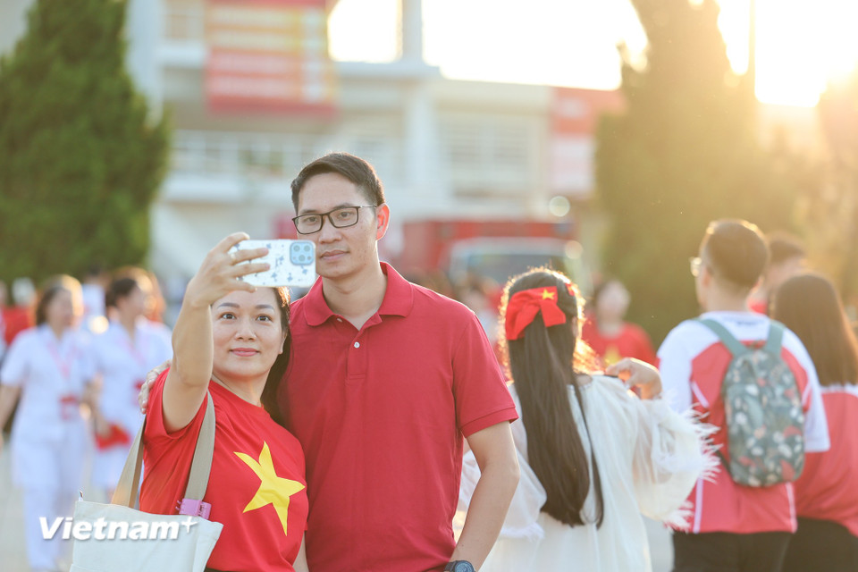 Sân Mỹ Đình 'nóng' lên từng giờ trước giờ diễn ra concert 'Tổ quốc trong tim'- Ảnh 12. Sân Mỹ Đình 'nóng' lên từng giờ trước giờ diễn ra concert 'Tổ quốc trong tim'- Ảnh 12.