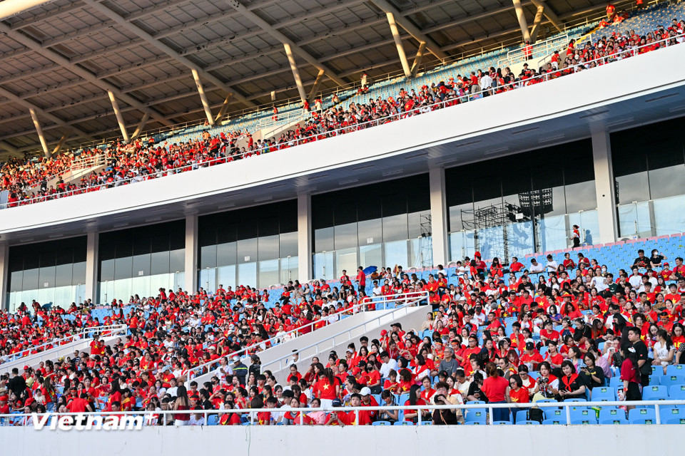 Sân Mỹ Đình 'nóng' lên từng giờ trước giờ diễn ra concert 'Tổ quốc trong tim'- Ảnh 13. Sân Mỹ Đình 'nóng' lên từng giờ trước giờ diễn ra concert 'Tổ quốc trong tim'- Ảnh 13.