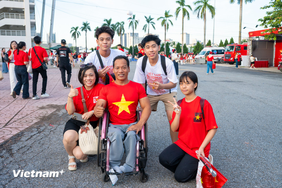 Sân Mỹ Đình 'nóng' lên từng giờ trước giờ diễn ra concert 'Tổ quốc trong tim'- Ảnh 4. Sân Mỹ Đình 'nóng' lên từng giờ trước giờ diễn ra concert 'Tổ quốc trong tim'- Ảnh 4.