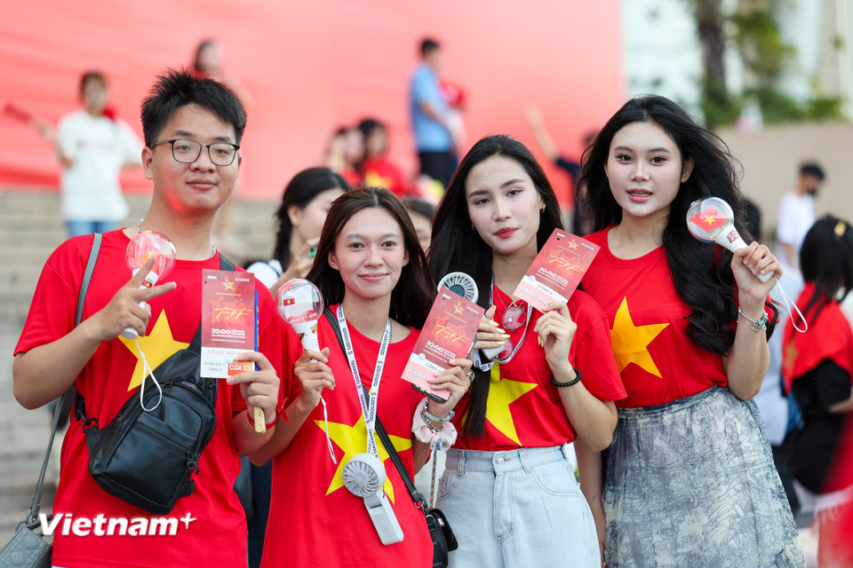 Sân Mỹ Đình 'nóng' lên từng giờ trước giờ diễn ra concert 'Tổ quốc trong tim'- Ảnh 5. Sân Mỹ Đình 'nóng' lên từng giờ trước giờ diễn ra concert 'Tổ quốc trong tim'- Ảnh 5.