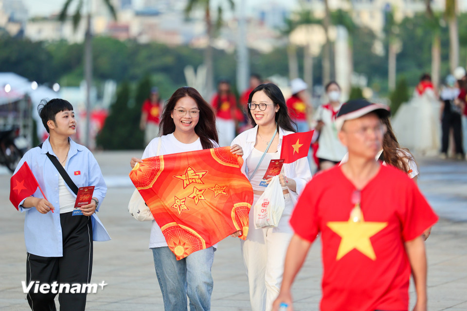 Sân Mỹ Đình 'nóng' lên từng giờ trước giờ diễn ra concert 'Tổ quốc trong tim'- Ảnh 7. Sân Mỹ Đình 'nóng' lên từng giờ trước giờ diễn ra concert 'Tổ quốc trong tim'- Ảnh 7.