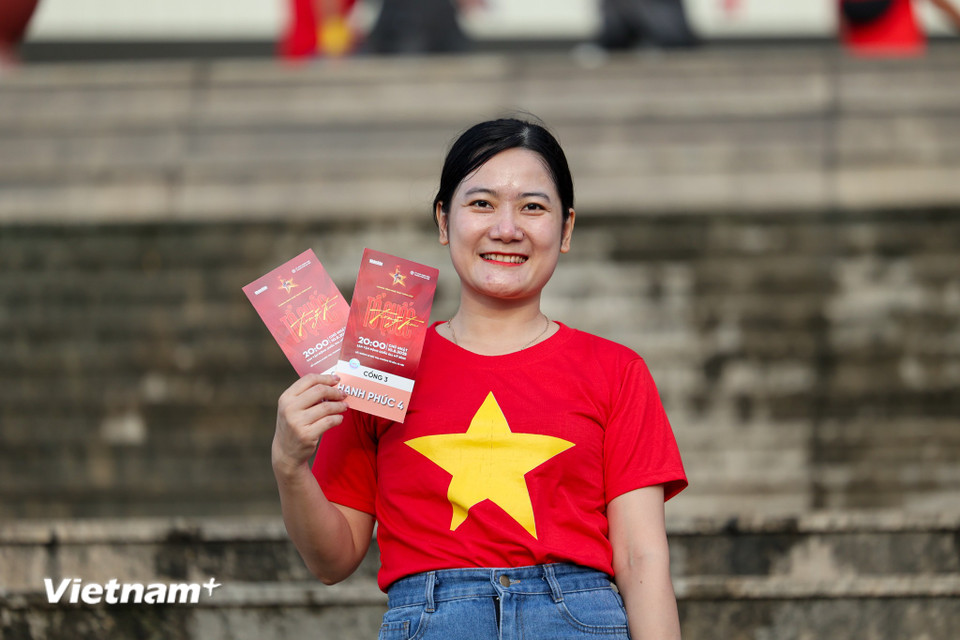 Sân Mỹ Đình 'nóng' lên từng giờ trước giờ diễn ra concert 'Tổ quốc trong tim'- Ảnh 8. Sân Mỹ Đình 'nóng' lên từng giờ trước giờ diễn ra concert 'Tổ quốc trong tim'- Ảnh 8.