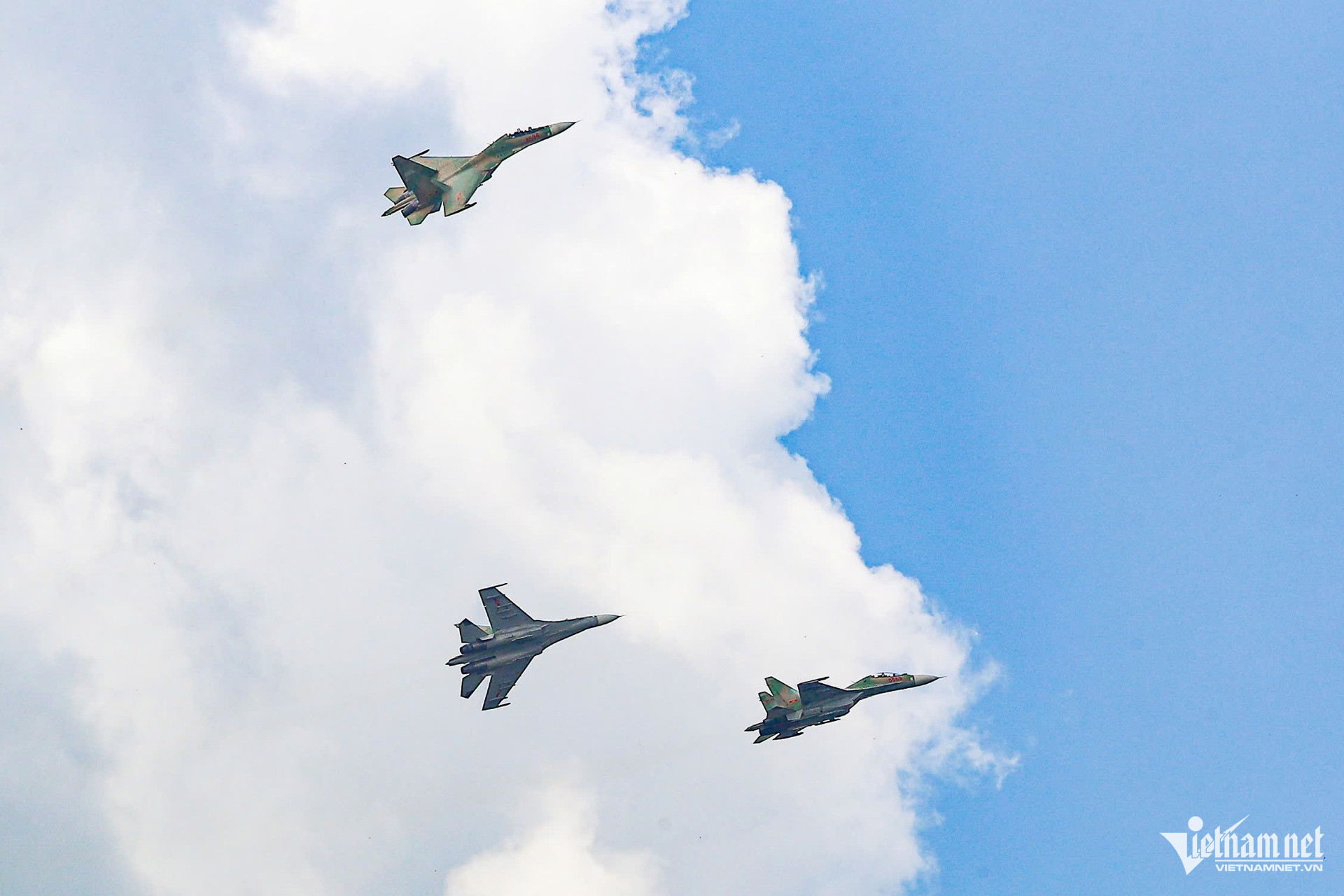 Màn tập dượt ghép biên đội 'xé gió' lạ lẫm của Su-30MK2 và Yak-130- Ảnh 12. Màn tập dượt ghép biên đội 'xé gió' lạ lẫm của Su-30MK2 và Yak-130- Ảnh 12.
