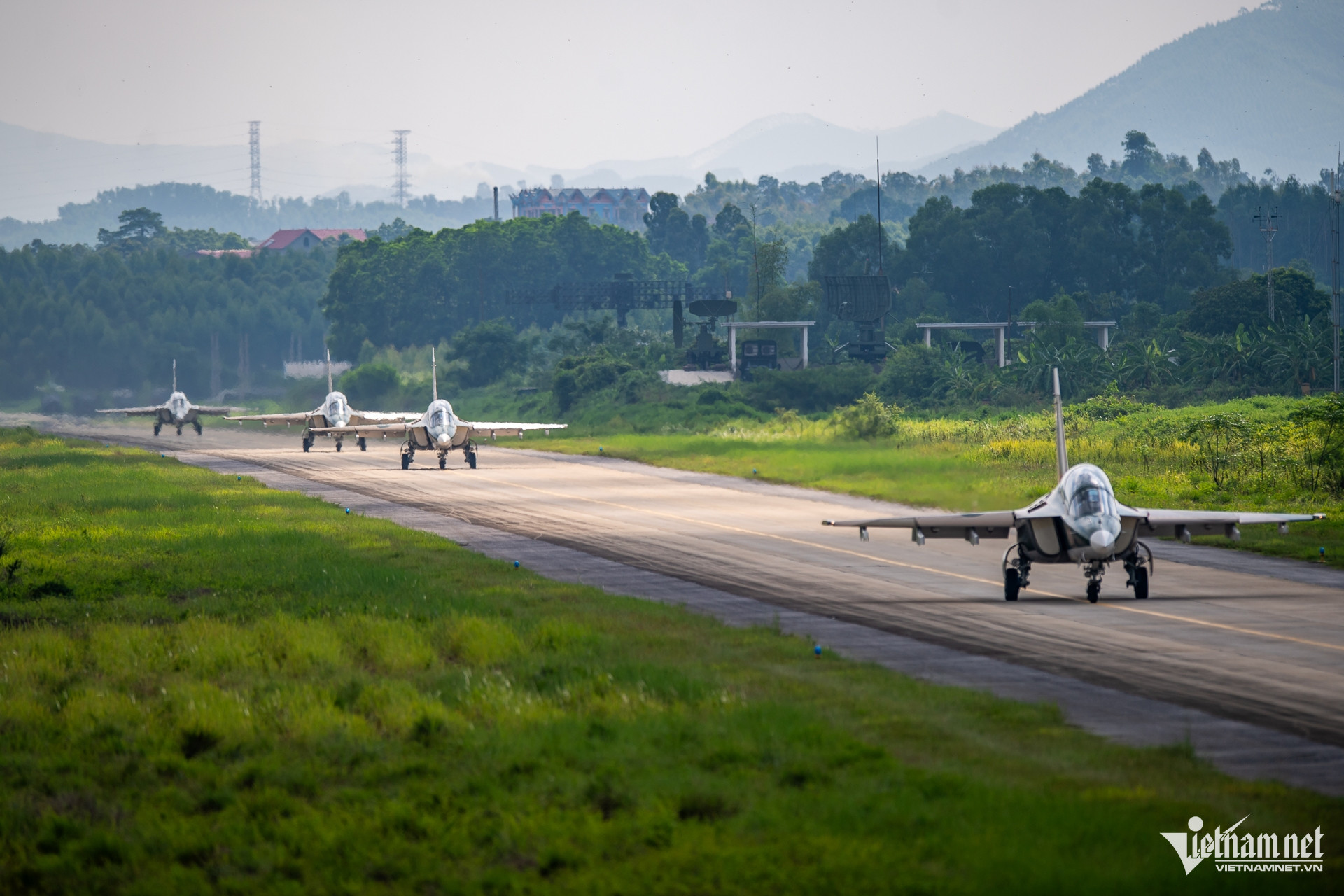 Màn tập dượt ghép biên đội 'xé gió' lạ lẫm của Su-30MK2 và Yak-130- Ảnh 4. Màn tập dượt ghép biên đội 'xé gió' lạ lẫm của Su-30MK2 và Yak-130- Ảnh 4.