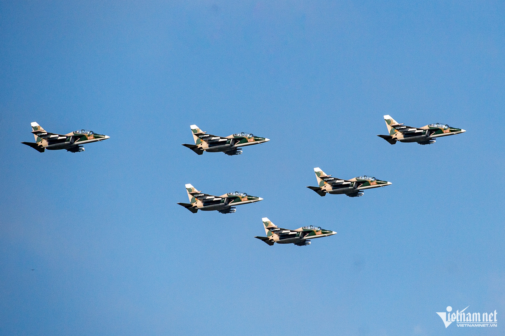 Màn tập dượt ghép biên đội 'xé gió' lạ lẫm của Su-30MK2 và Yak-130- Ảnh 6. Màn tập dượt ghép biên đội 'xé gió' lạ lẫm của Su-30MK2 và Yak-130- Ảnh 6.