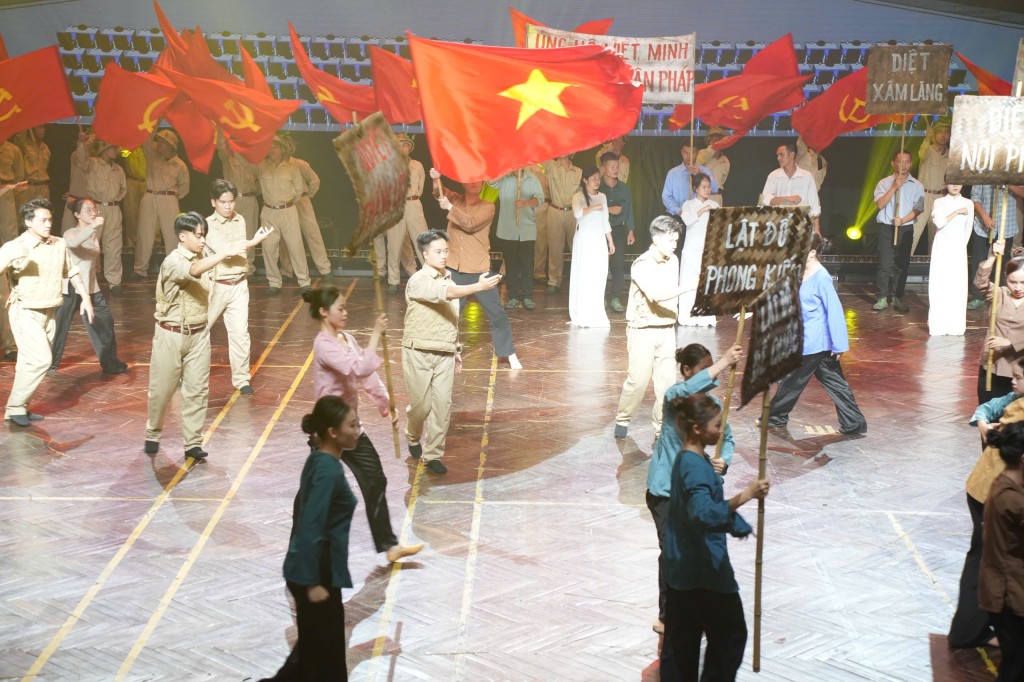 “Hà Nội - Từ mùa Thu lịch sử năm 1945” - chương trình nghệ thuật chính luận phải tạo sự mới lạ, hấp dẫn- Ảnh 4.
