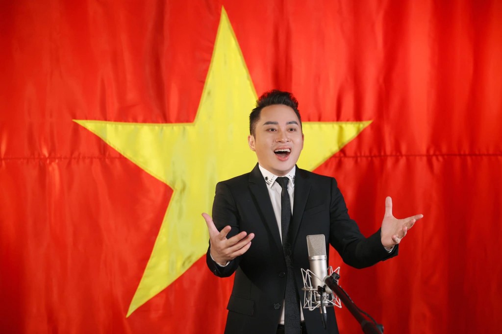 Ca sĩ Tùng Dương sẽ thể hiện "Tiến quân ca" cùng dàn đại hợp xướng- Ảnh 1. Ca sĩ Tùng Dương sẽ thể hiện "Tiến quân ca" cùng dàn đại hợp xướng- Ảnh 1.