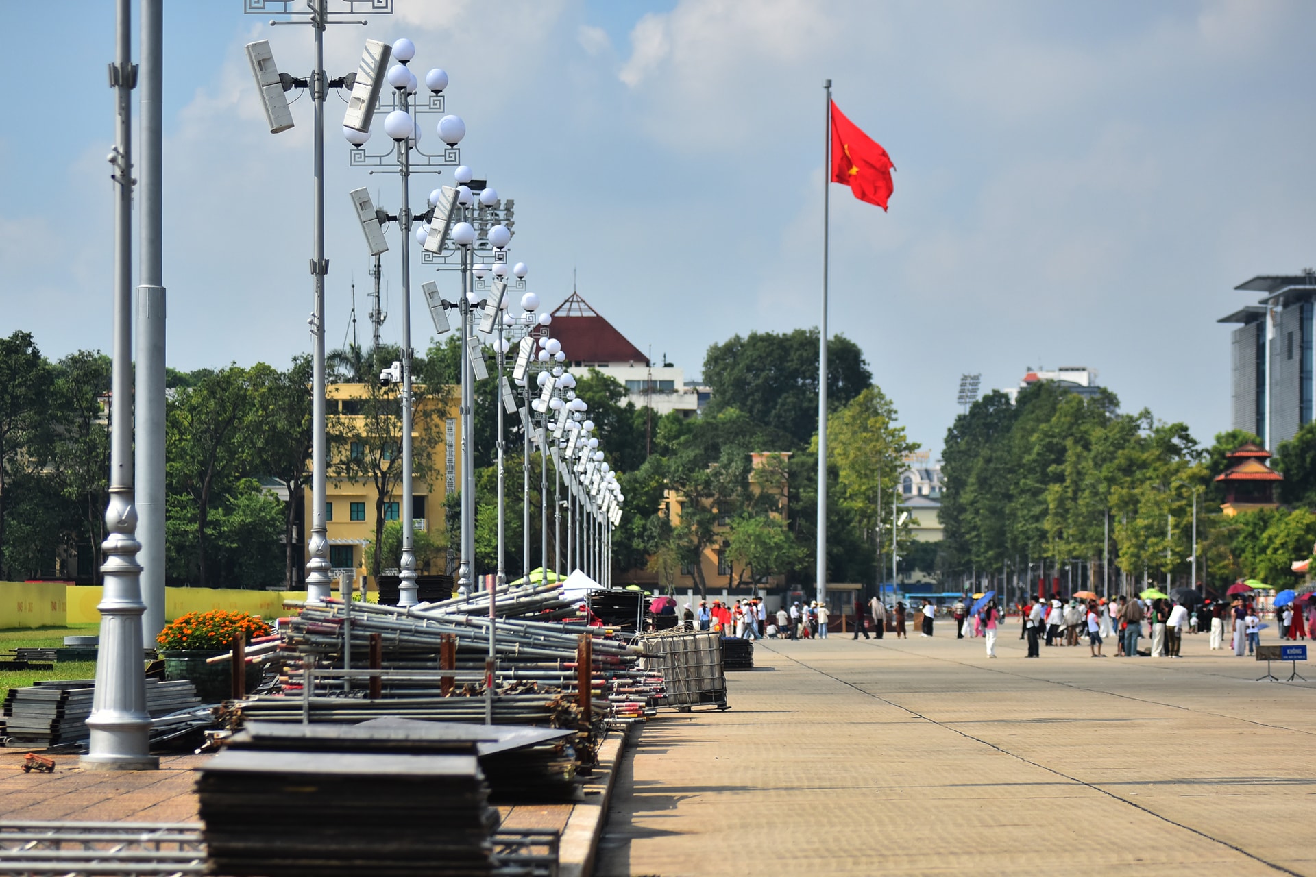 Khẩn trương lắp đặt, chỉnh trang đô thị đón ngày lễ lớn- Ảnh 7. Khẩn trương lắp đặt, chỉnh trang đô thị đón ngày lễ lớn- Ảnh 7.