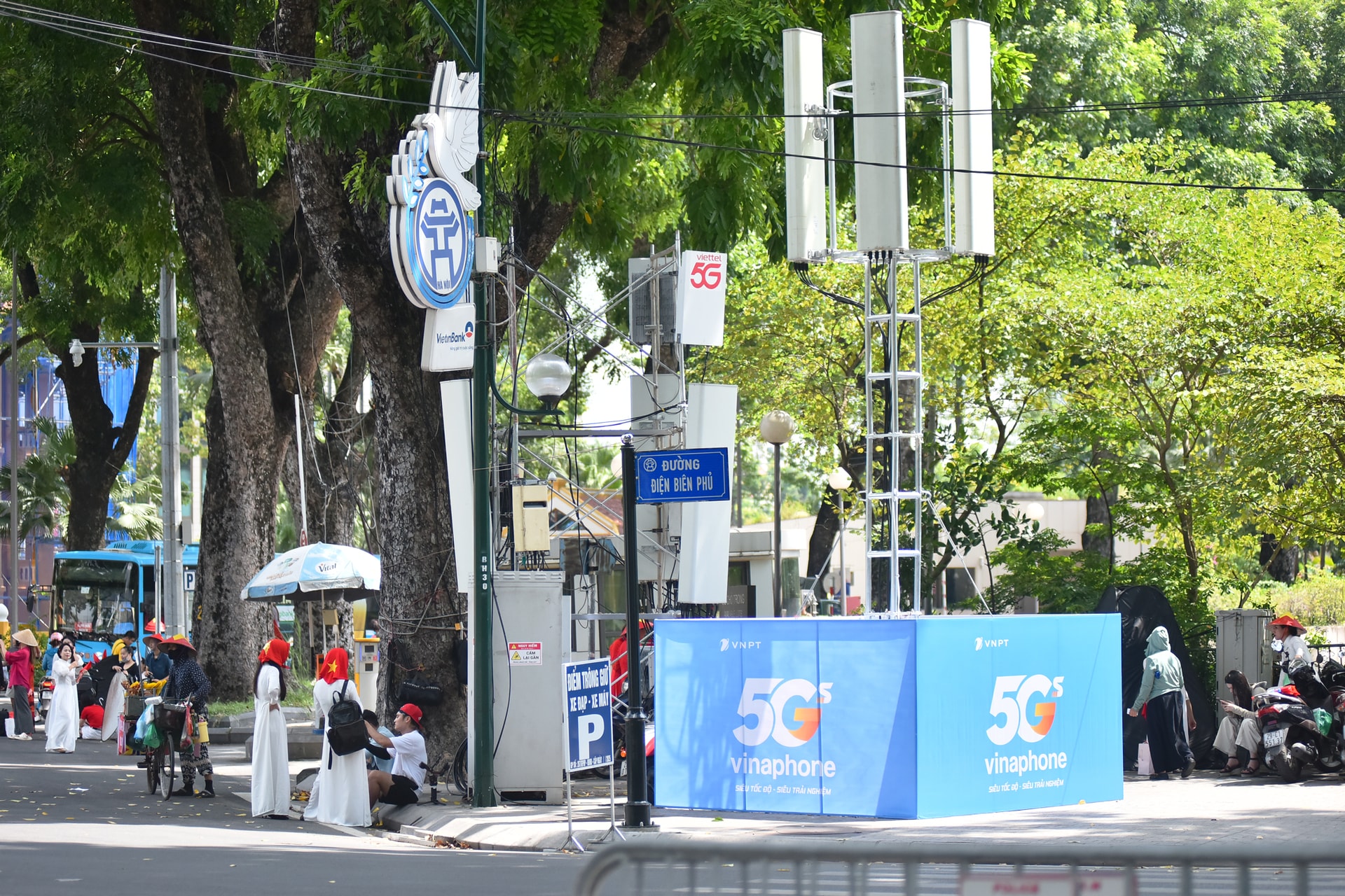 Khẩn trương lắp đặt, chỉnh trang đô thị đón ngày lễ lớn- Ảnh 3. Khẩn trương lắp đặt, chỉnh trang đô thị đón ngày lễ lớn- Ảnh 3.