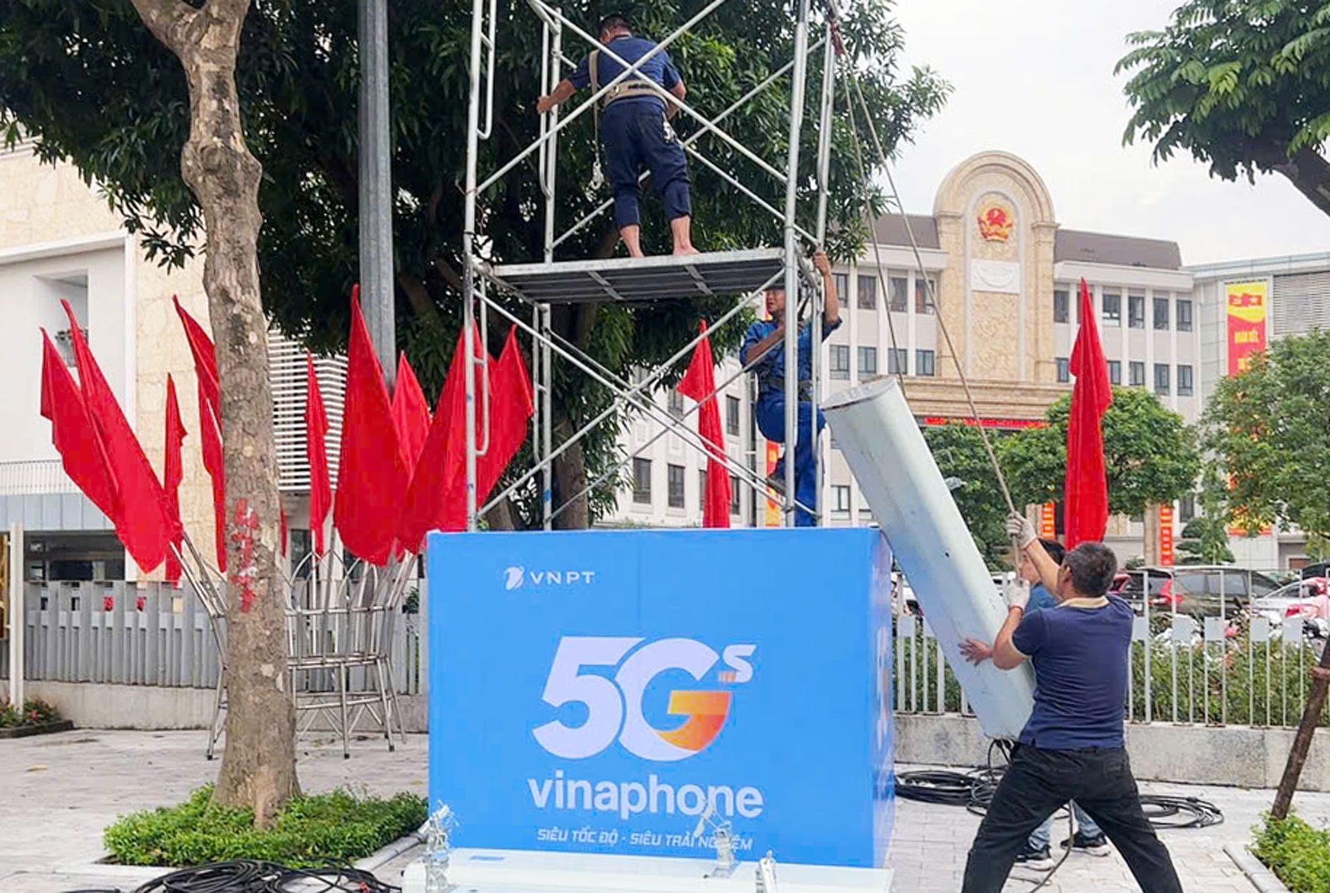Khẩn trương lắp đặt, chỉnh trang đô thị đón ngày lễ lớn- Ảnh 2. Khẩn trương lắp đặt, chỉnh trang đô thị đón ngày lễ lớn- Ảnh 2.