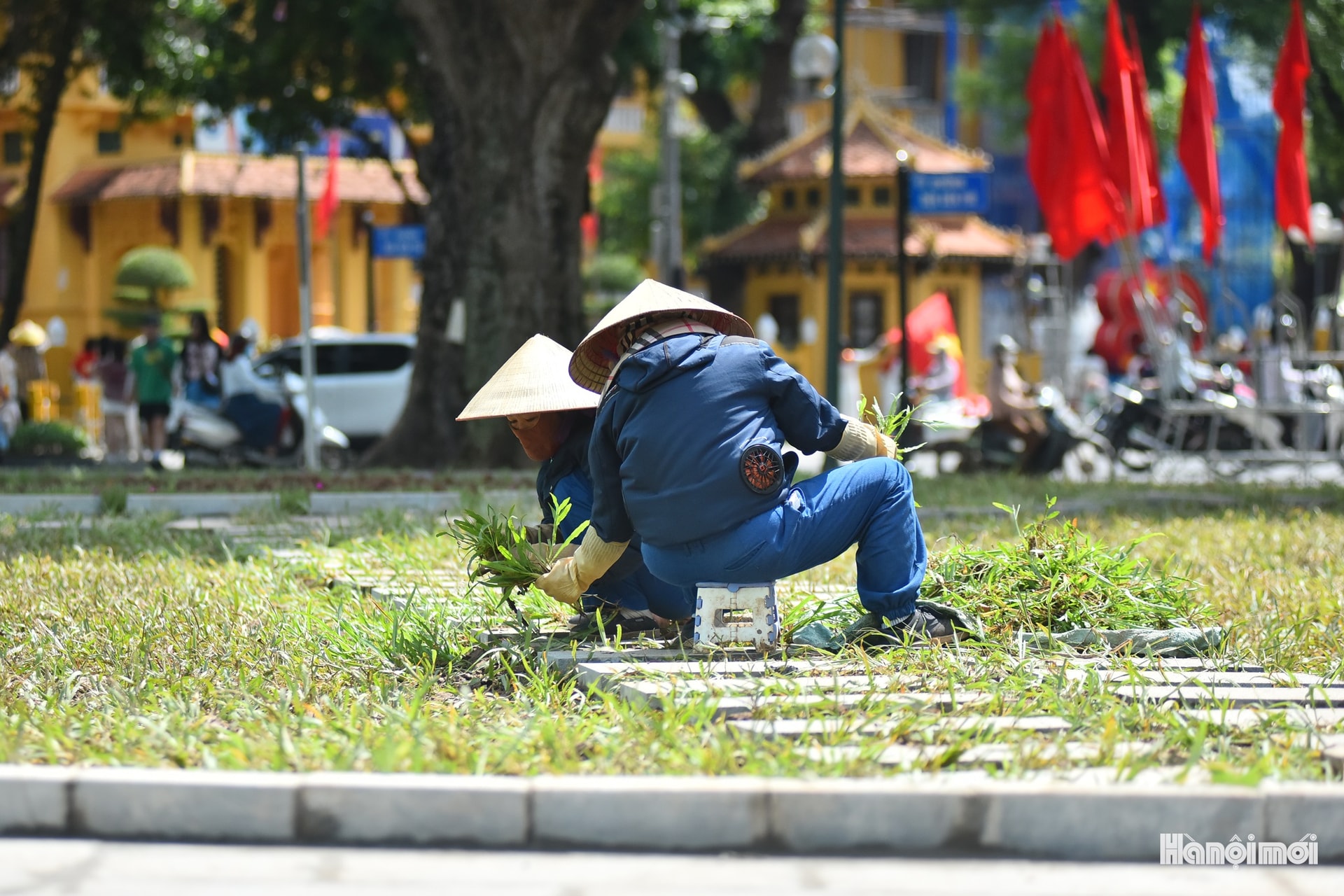 Khẩn trương lắp đặt, chỉnh trang đô thị đón ngày lễ lớn- Ảnh 10. Khẩn trương lắp đặt, chỉnh trang đô thị đón ngày lễ lớn- Ảnh 10.